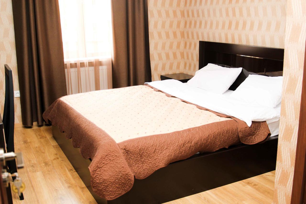 Hotel New Telavi Kültér fotó